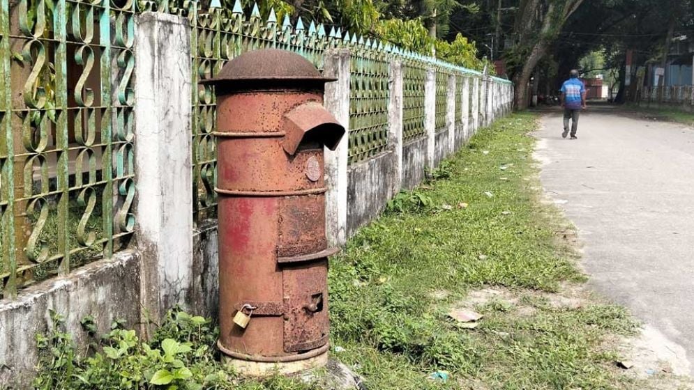 চিঠির খাম থেকে পার্সেল, বদলে যাওয়া ডাকপিয়নের গল্প