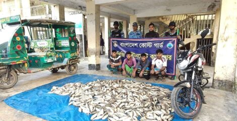 ৩ মণ ইলিশ দেওয়া হলো এতিম ও দুস্থদের