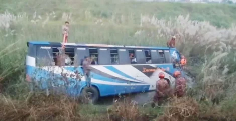 ঢাকা-মাওয়া এক্সপ্রেসওয়ের রেলিং ভেঙে খাদে বাস, নিহত ৩