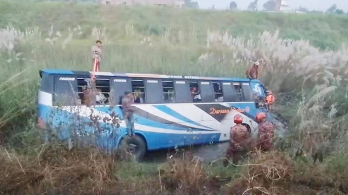 ঢাকা-মাওয়া এক্সপ্রেসওয়ের রেলিং ভেঙে খাদে বাস, নিহত ৩