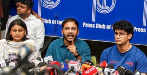 ভারতজুড়ে আন্দোলনের ডাক ককরোচ পার্টির