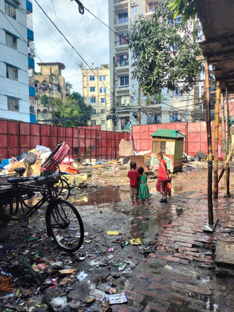 আবর্জনা আর জমে থাকা পানির পাশে শৈশব কাটছে শিশুদের—নিরাপদ পরিবেশ নিশ্চিত করা জরুরি।