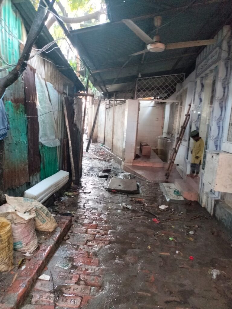 উন্নয়নের শহর ঢাকায়ও সবার ভাগ্যে জোটেনি স্বাস্থ্যকর পরিবেশে বসবাসের সুযোগ।